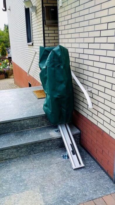 Treppenlift außen, mit Schutzhülle