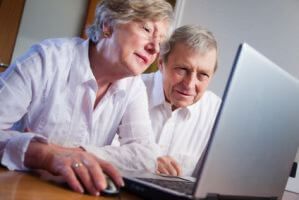 Treppenlift-Beratung Ehepaar vor PC